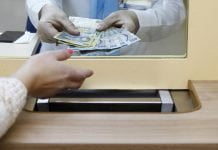 Credite „la negru” pe numele bunicilor: Angajate bancare din Olt, reținute după ce au furat semnăturile clienților vârstnici (VIDEO)