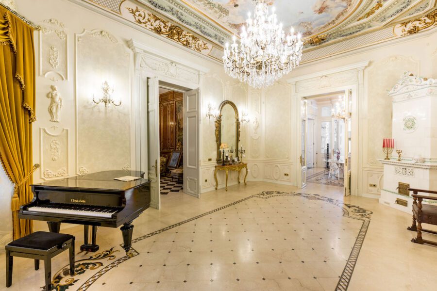 Una dintre încăperile Palatului Noblesse, după renovare