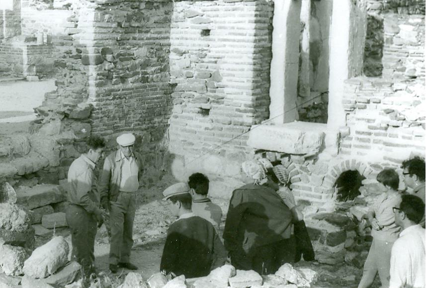 Dinu Adameșteanu, pe un șantier arheologic din România. Foto: arheologi.ro