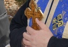 Scandal în altar: Bătaie între „preoți” în timpul slujbei într-o biserică privată din Târgu Jiu