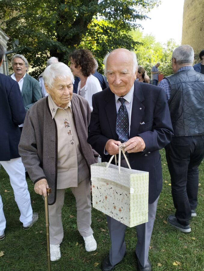 Pieters Hermann cu cadoul pentru prietenul său, în ziua în care scriitorul Schlattner a împlinit 90 de ani