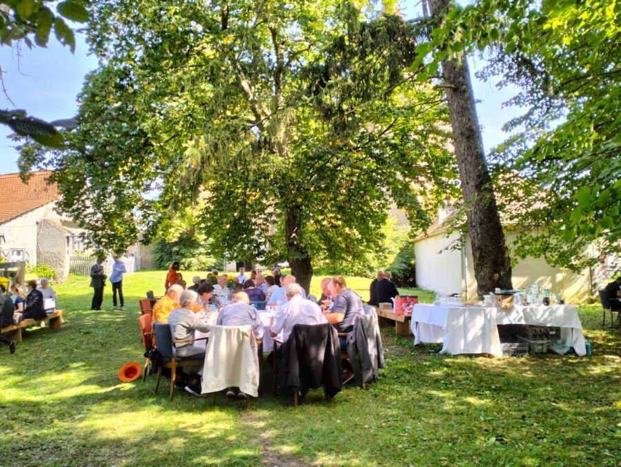 Cum a arătat ziua în care scriitorul Schlattner a împlinit 90 de ani. După ceremonie, cei prezenți și-au împărțit amintirile, în curtea verde a bisericii