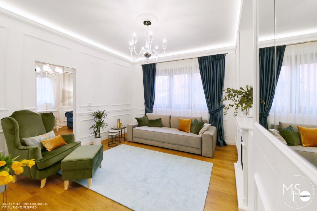 un living amenajat clasic cu accente de verde si albastru