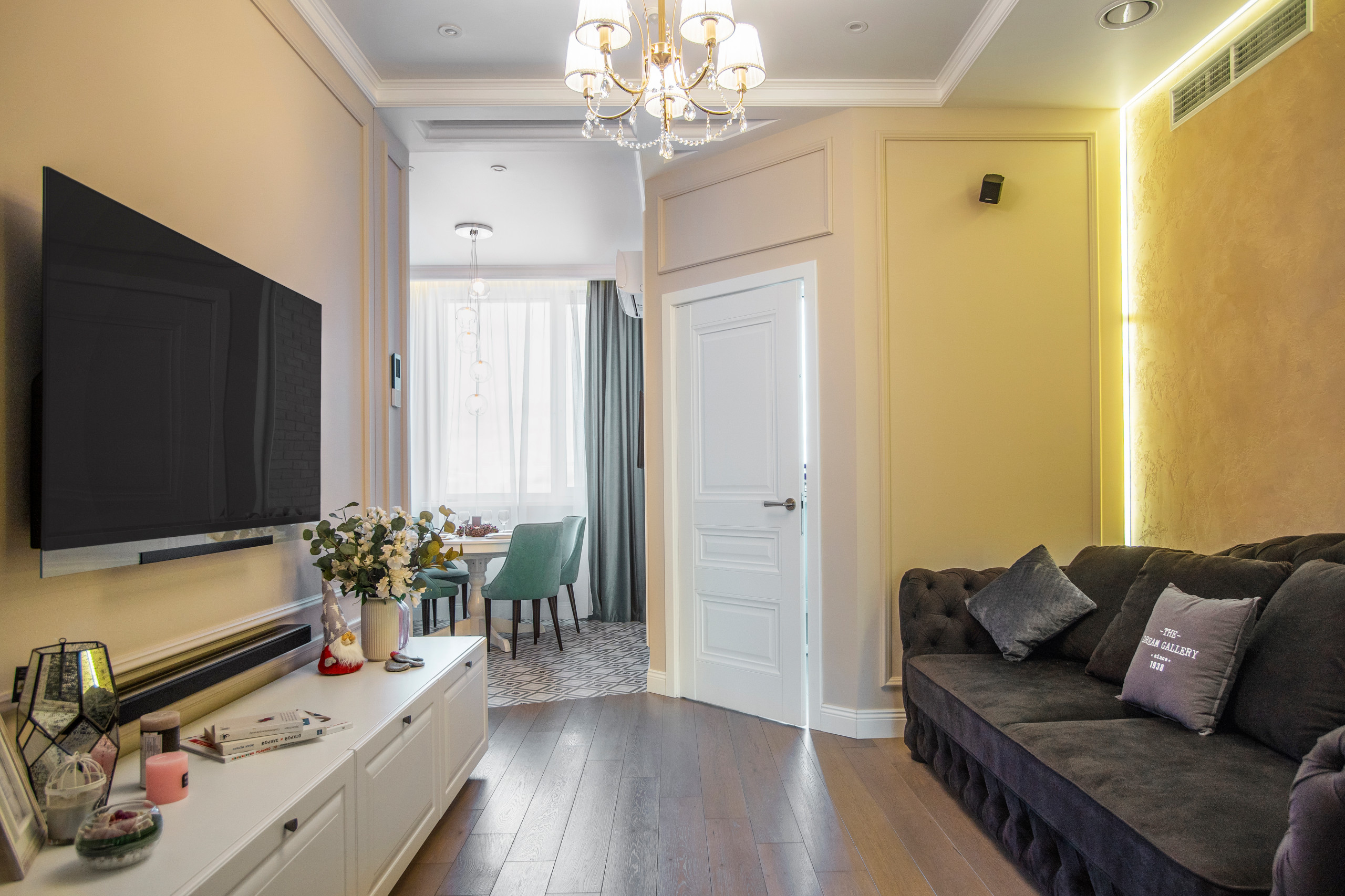 living modern-clasic cu canapea televizor si comda
