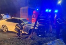 Impact violent pe strada Artileriei din Slatina: Două persoane la spital după ce mașina a lovit un stâlp și un copac