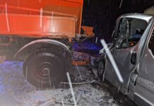 Un microbuz a lovit un utilaj de deszăpezire, pe DN 6 (VIDEO)