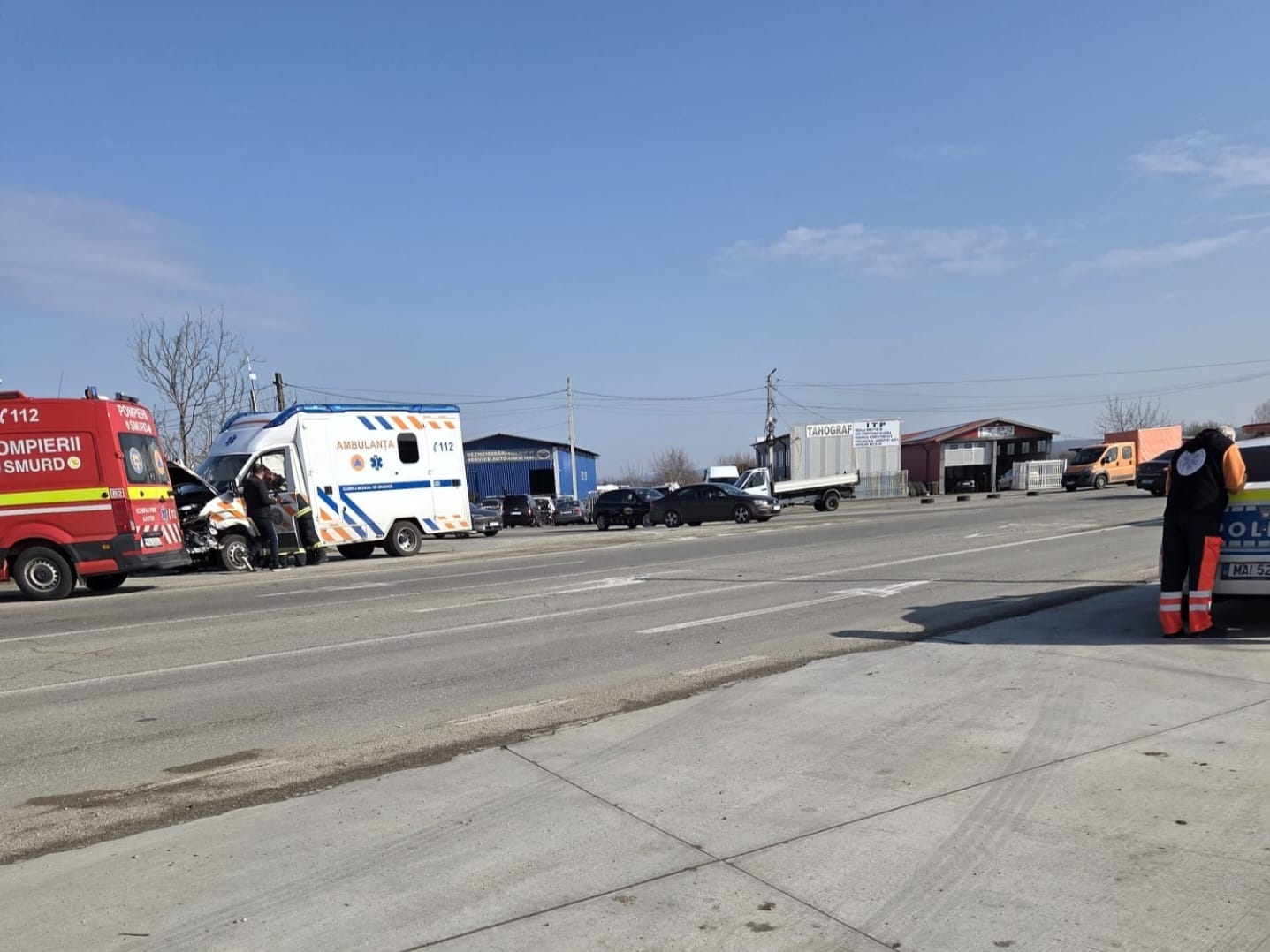 Impact între un autoturism și o ambulanță la Slătioara: Șoferul vinovat, amendat şi lăsat fără permis