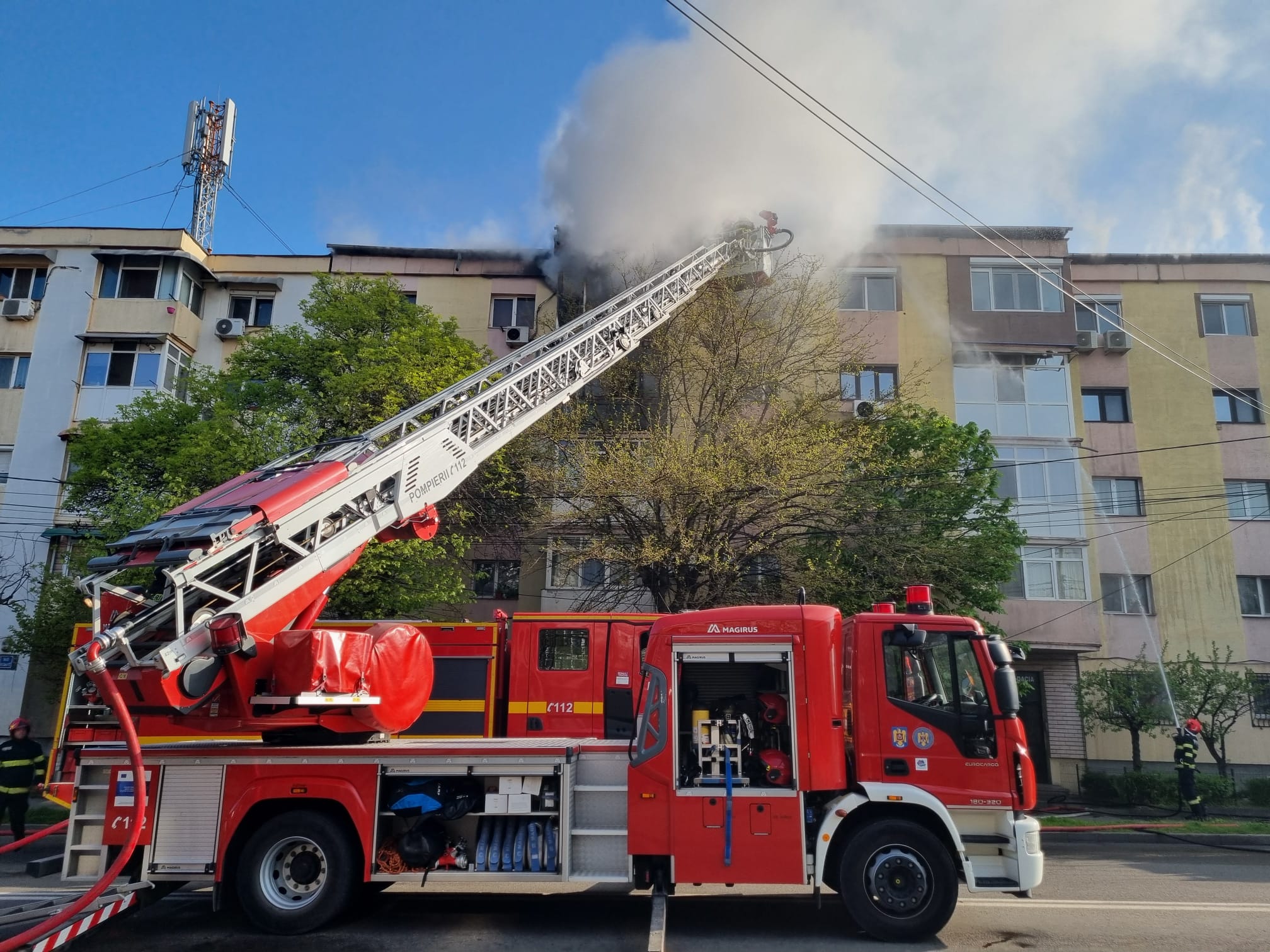 Incendiu puternic pe Bulevardul Dacia din Craiova: Locatari evacuați de urgență (VIDEO)