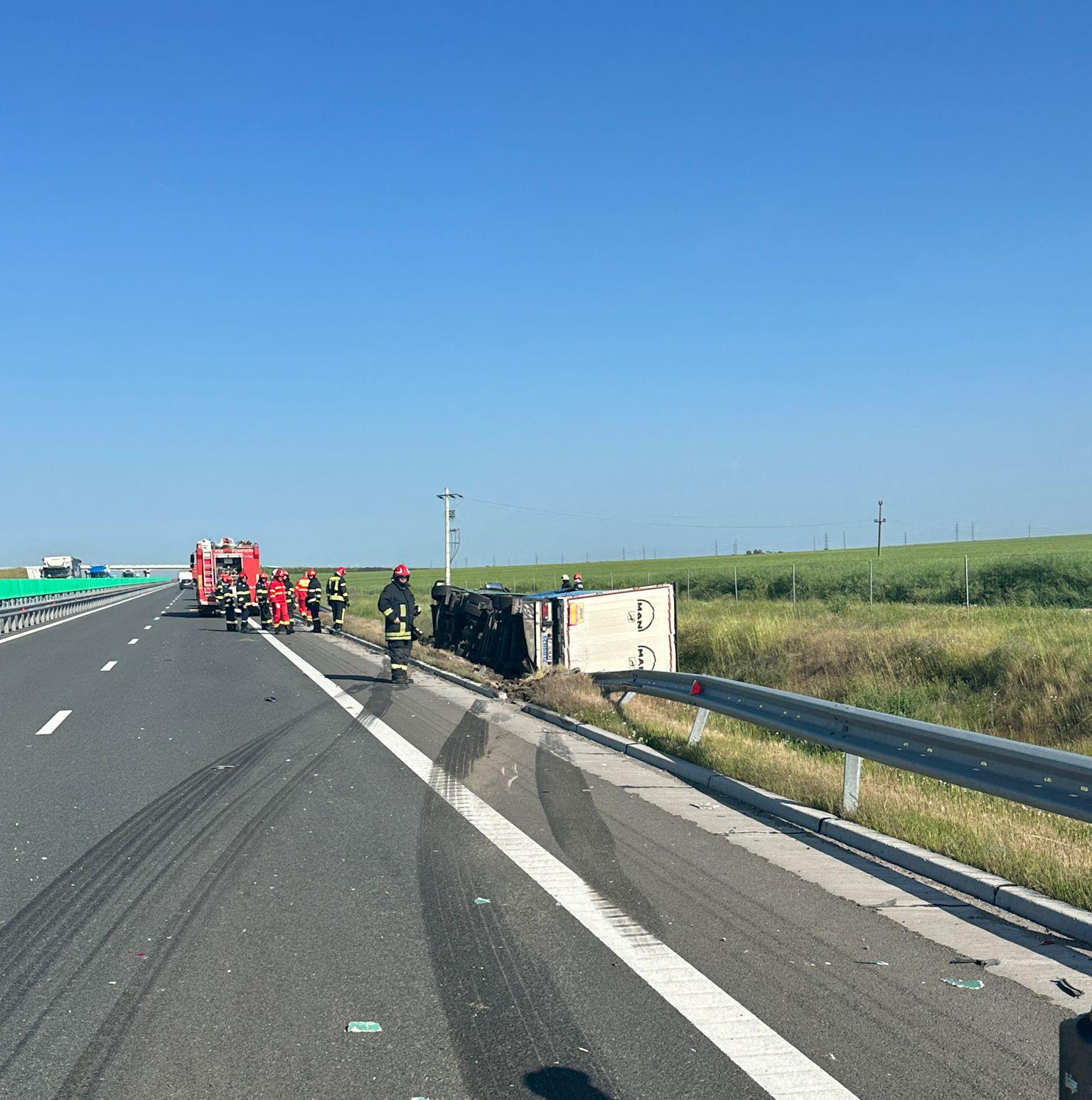 Accident pe DEx 12: TIR răsturnat și două persoane la spital