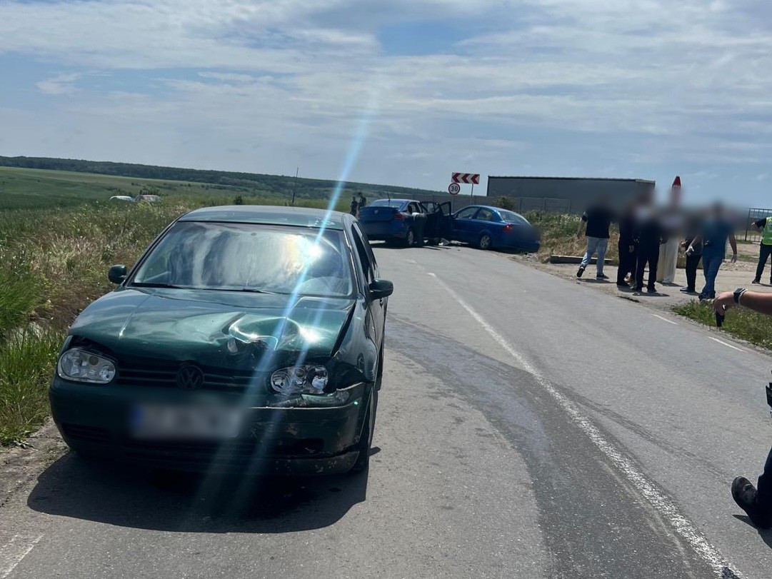 Trei maşini implicate într-un accident rutier, la Brebeni