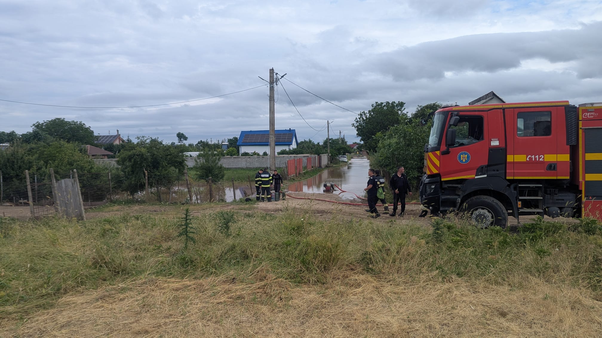 Gospodării inundate, la Drăgăneşti-Olt. Pompierii au interevenit (VIDEO)