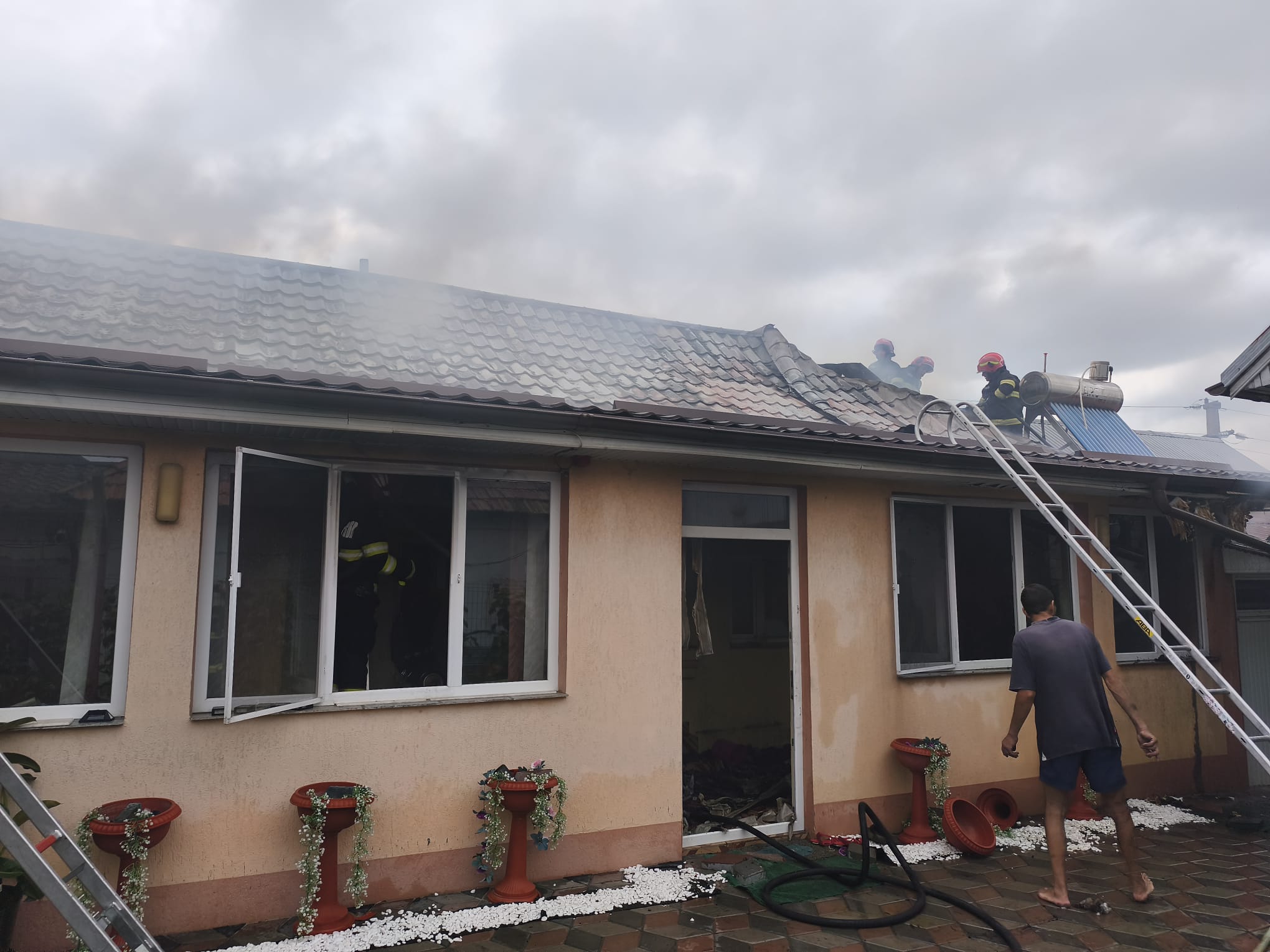 Acoperiş distrus de un incendiu, la Piatra-Olt (FOTO)