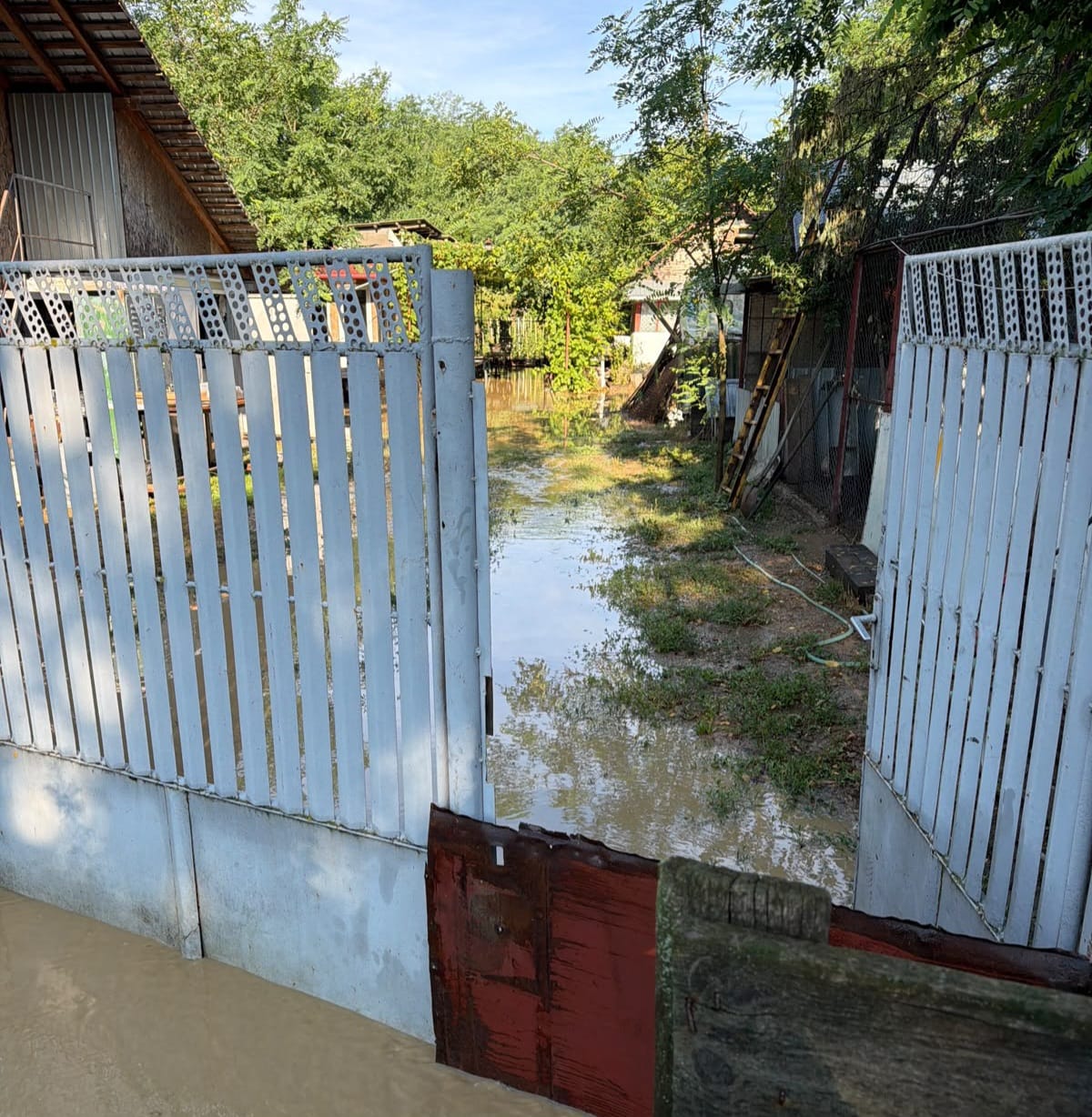 Pompierii din Olt, intervenţii pentru evacuarea apei după ploile abundente