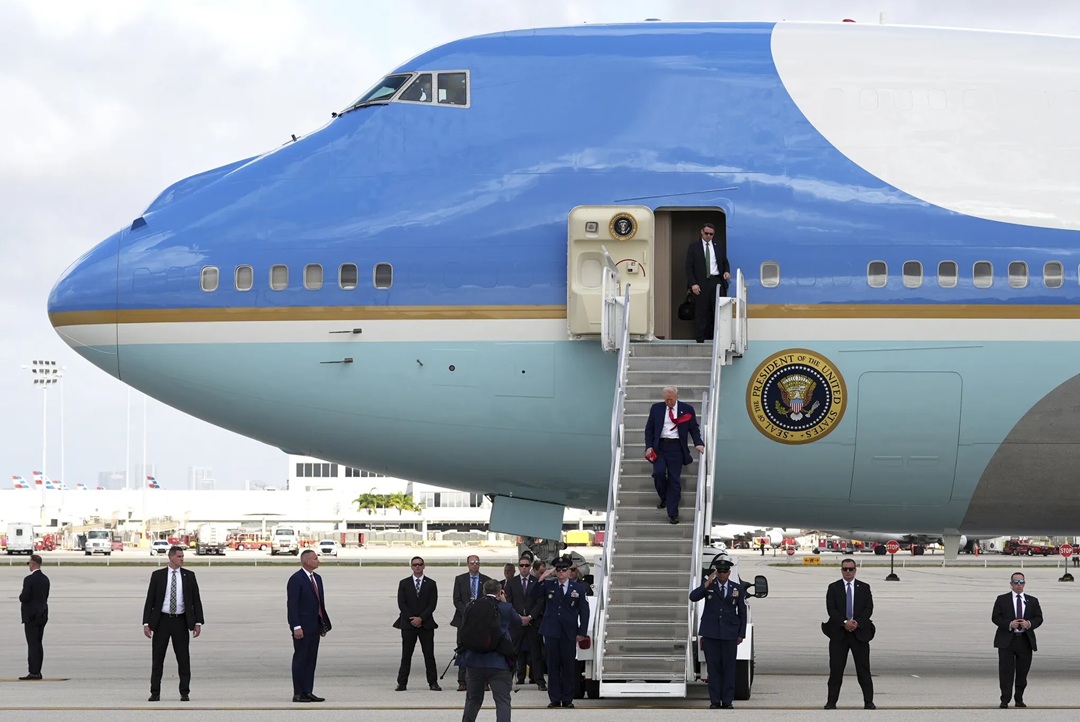 Oaspeți de top pe cerul Oltului: Avionul lui Donald Trump a survolat Slatina