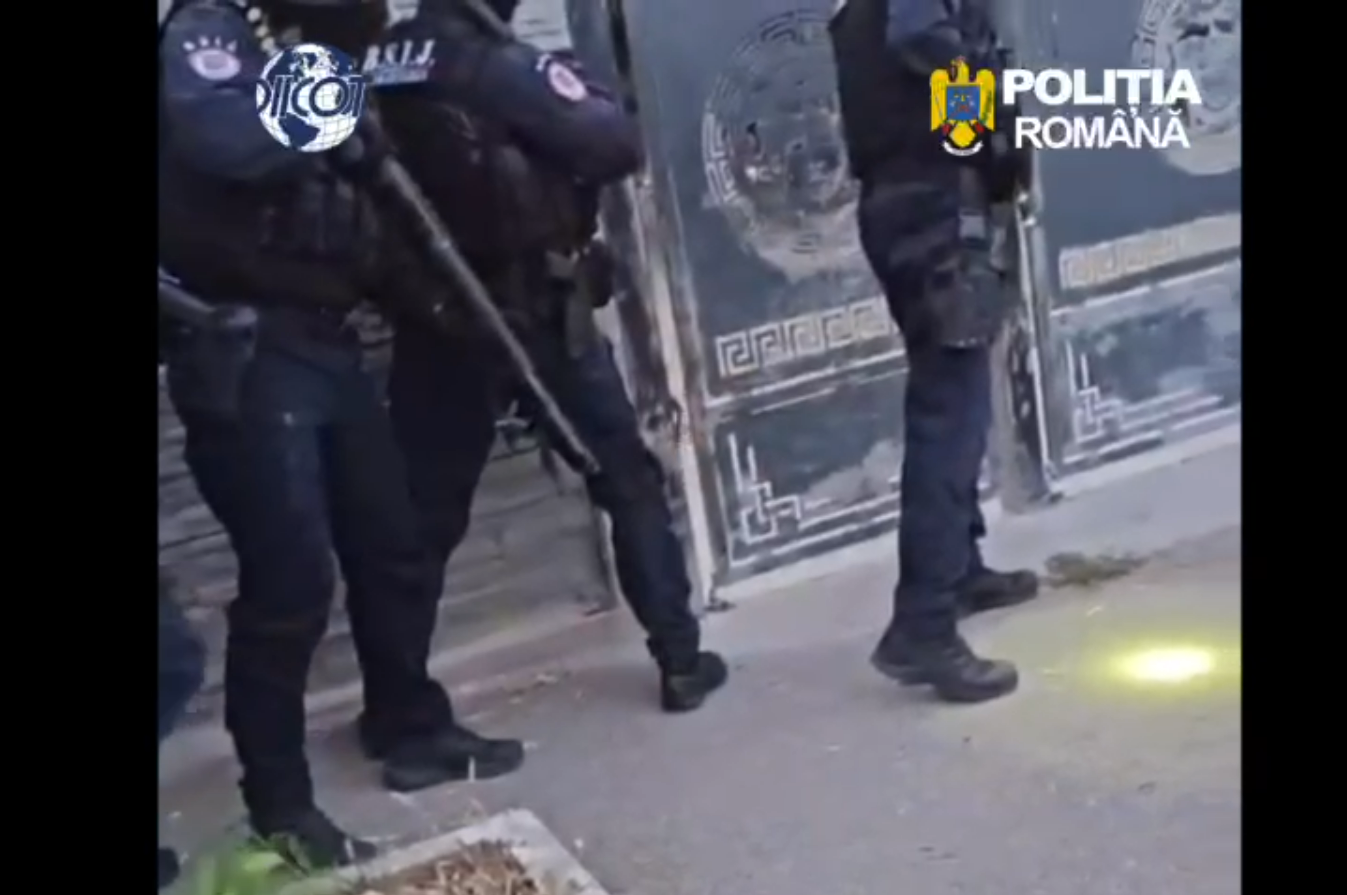 VIDEO – Percheziții DIICOT la Slatina: Clanul Versace, vizat într-un dosar uriaș de camătă, șantaj și trafic de persoane