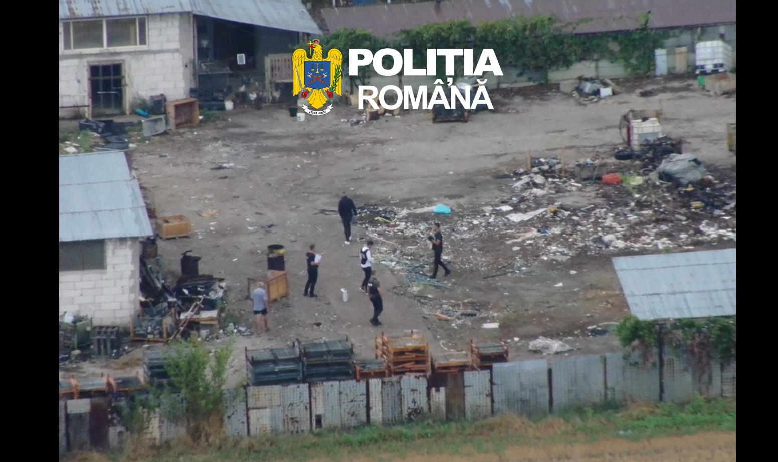 Percheziții și rețineri. Deșeuri periculoase și auto, îngropate ilegal pe un teren agricol