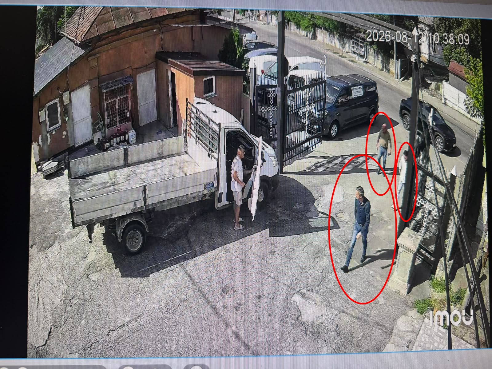 După ce a devenit inculpat, De Mezzo a reluat presiunile şi a descins ilegal la Cimitirul Strehareţi