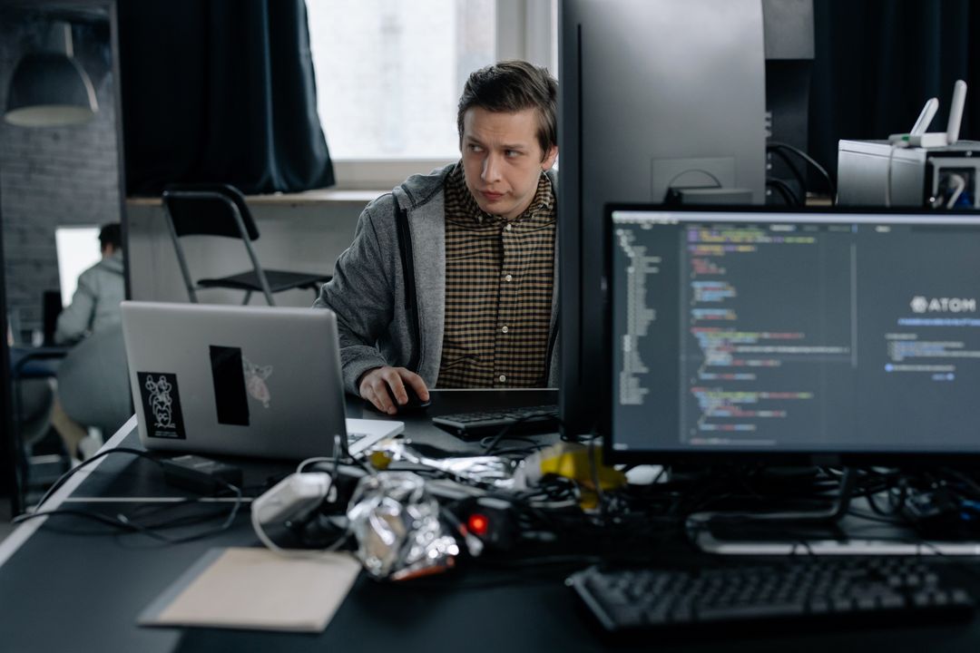 Confruntarea dintre tineri și AI. Cum afectează automatizarea șansele de angajare la început de carieră sursa: Pexels