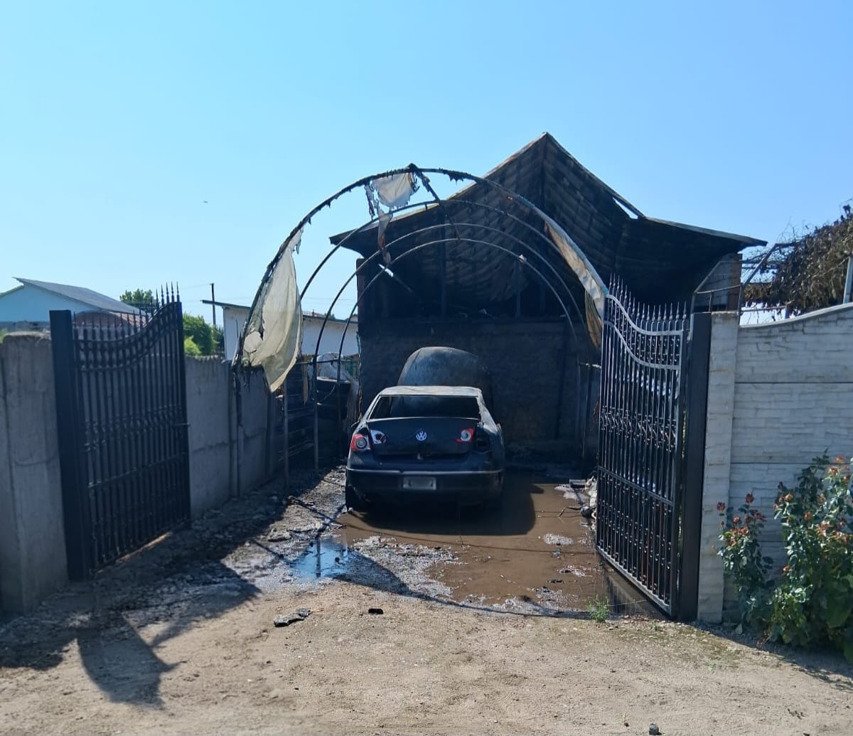 Incendiu violent în Olt: O anexă gospodărească, un autoturism și un utilaj agricol, distruse de flăcări