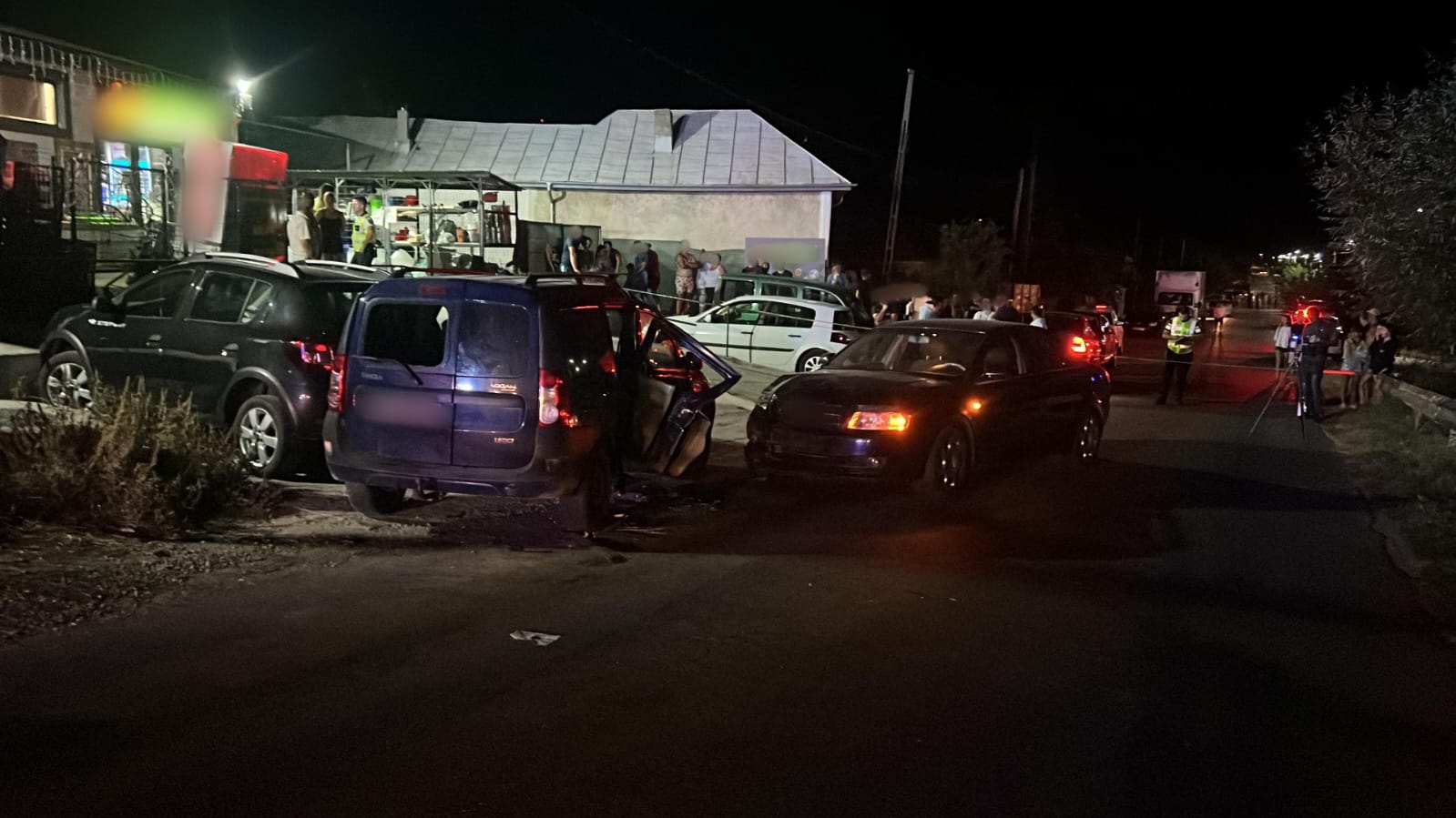 Accident la Perieţi. O femeie şi un copil, la spital