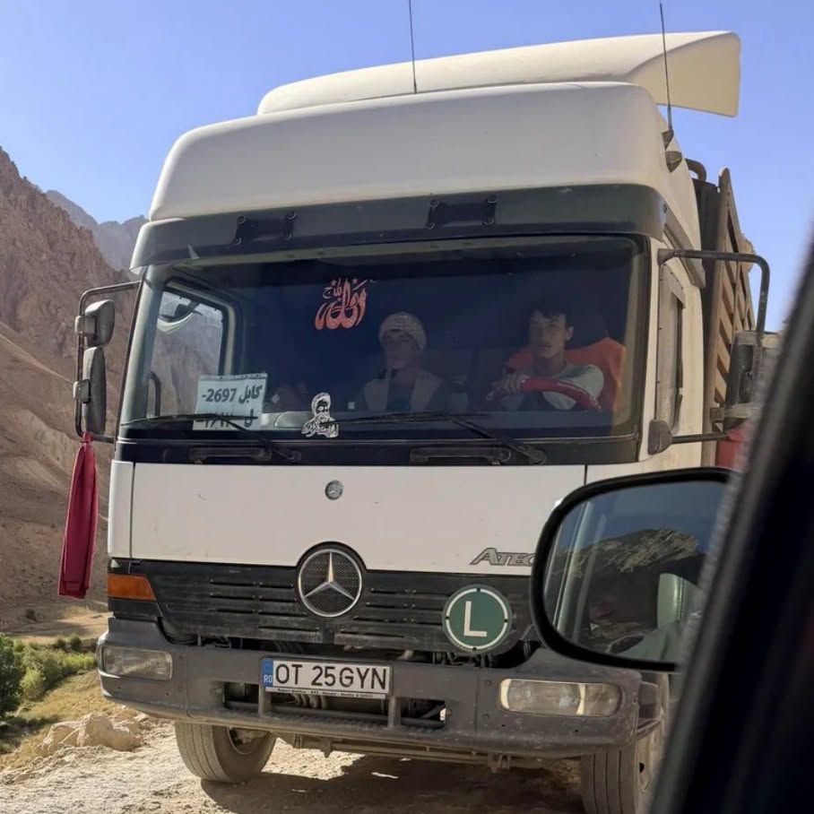 Camion cu numere de Olt, în Afganistan, filmat pe drumul Kandahar-Kabul