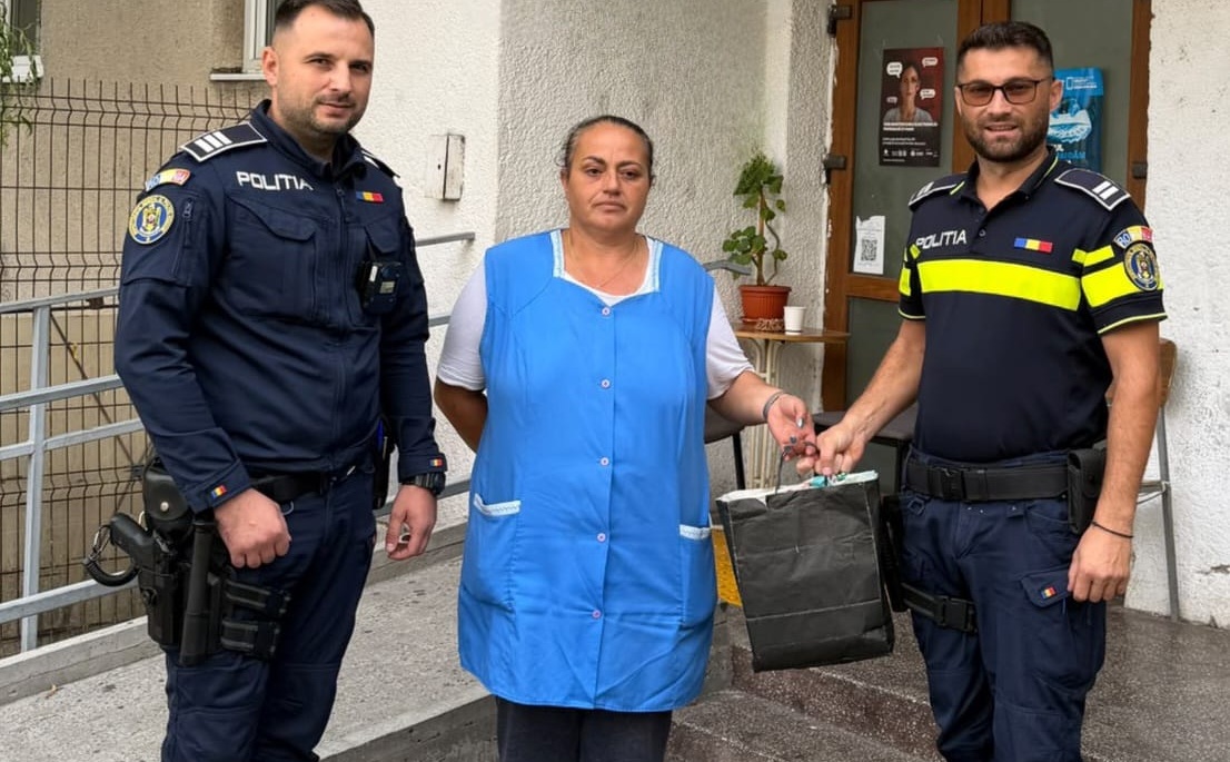 A găsit o plasă cu o sumă uriaşă de bani. Ce a făcut o femeie din Craiova