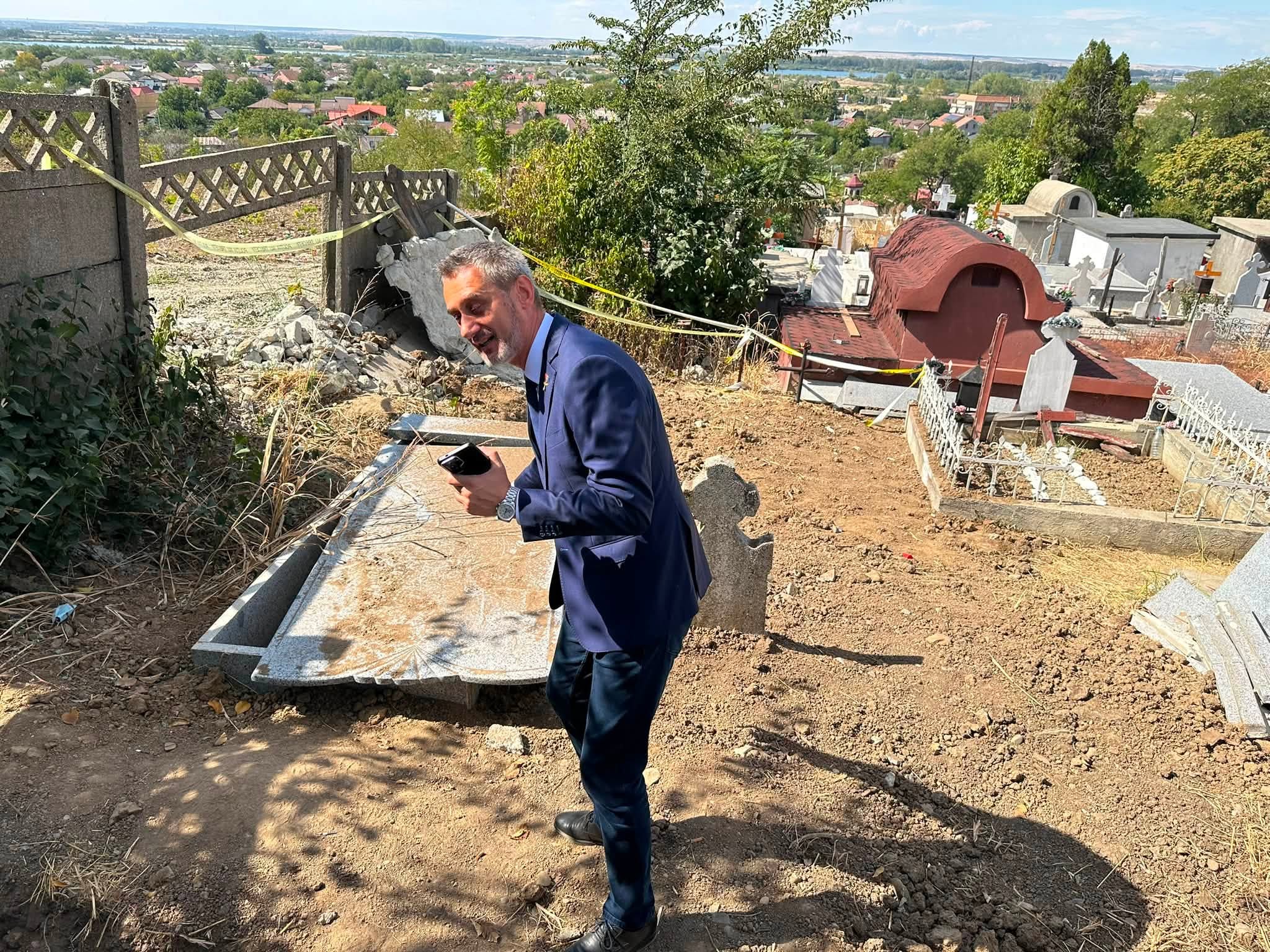 Procurii din Slatina transmit că afirmaţiile lui De Mezzo că la Cimitirul Strehareţi s-au găsit cadavre nedescompuse din perioada COVID-19 nu corespund realităţii sursa foto: Facebook / Agenda Oltului