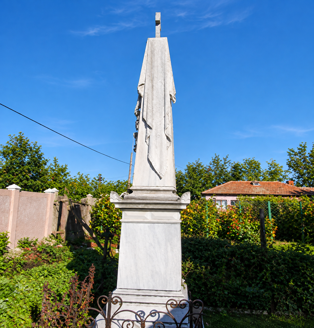 Monumentul lui Alexe Nicolau  de la Biserica din Radomirești (Crăciuneii de Jos). foto 2013