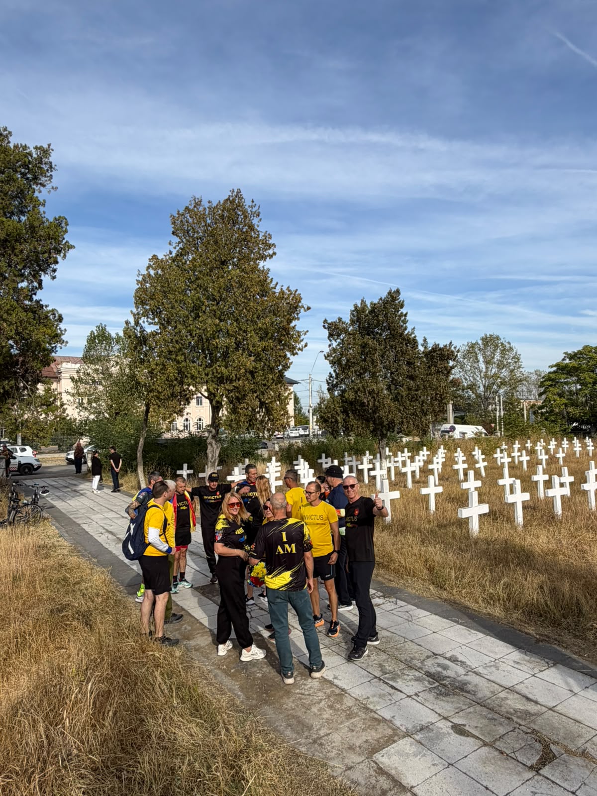 Cimitirul Eroilor, năpădit de buruieni şi iarbă înaltă. Aceasta este „Slatina strălucitoare”, care a primit Ştafeta Veteranilor Invictus (FOTO)