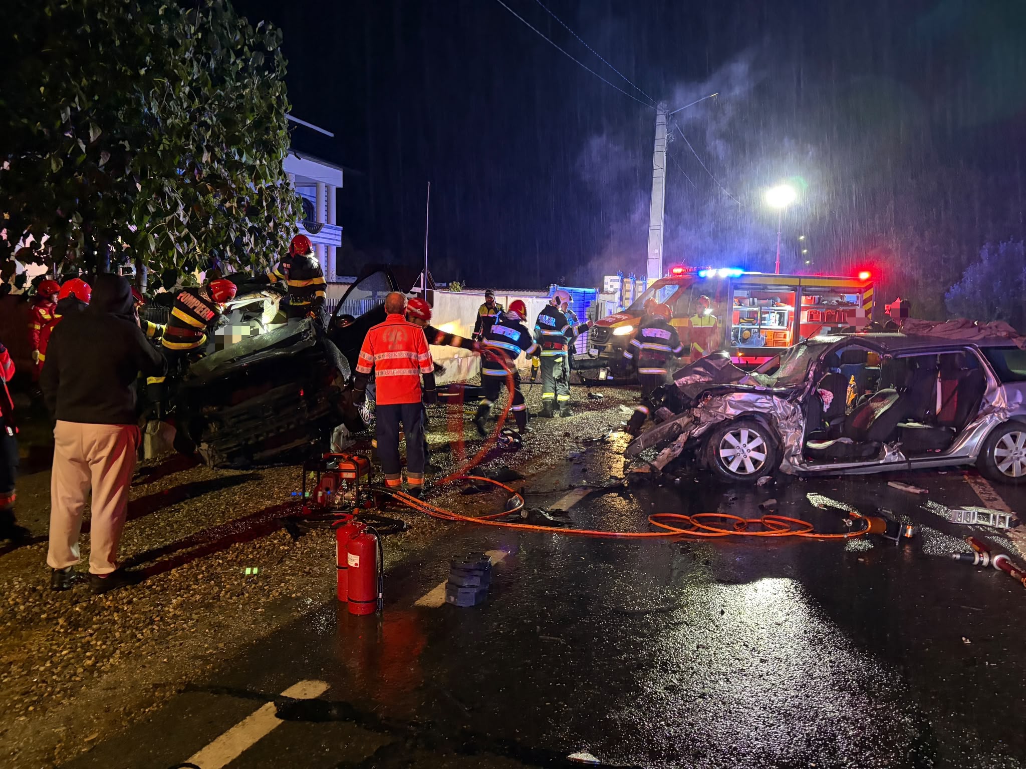 Accident rutier MORTAL, pe un drum naţional din Vâlcea. Trei tineri şi-au pierdut viaţa